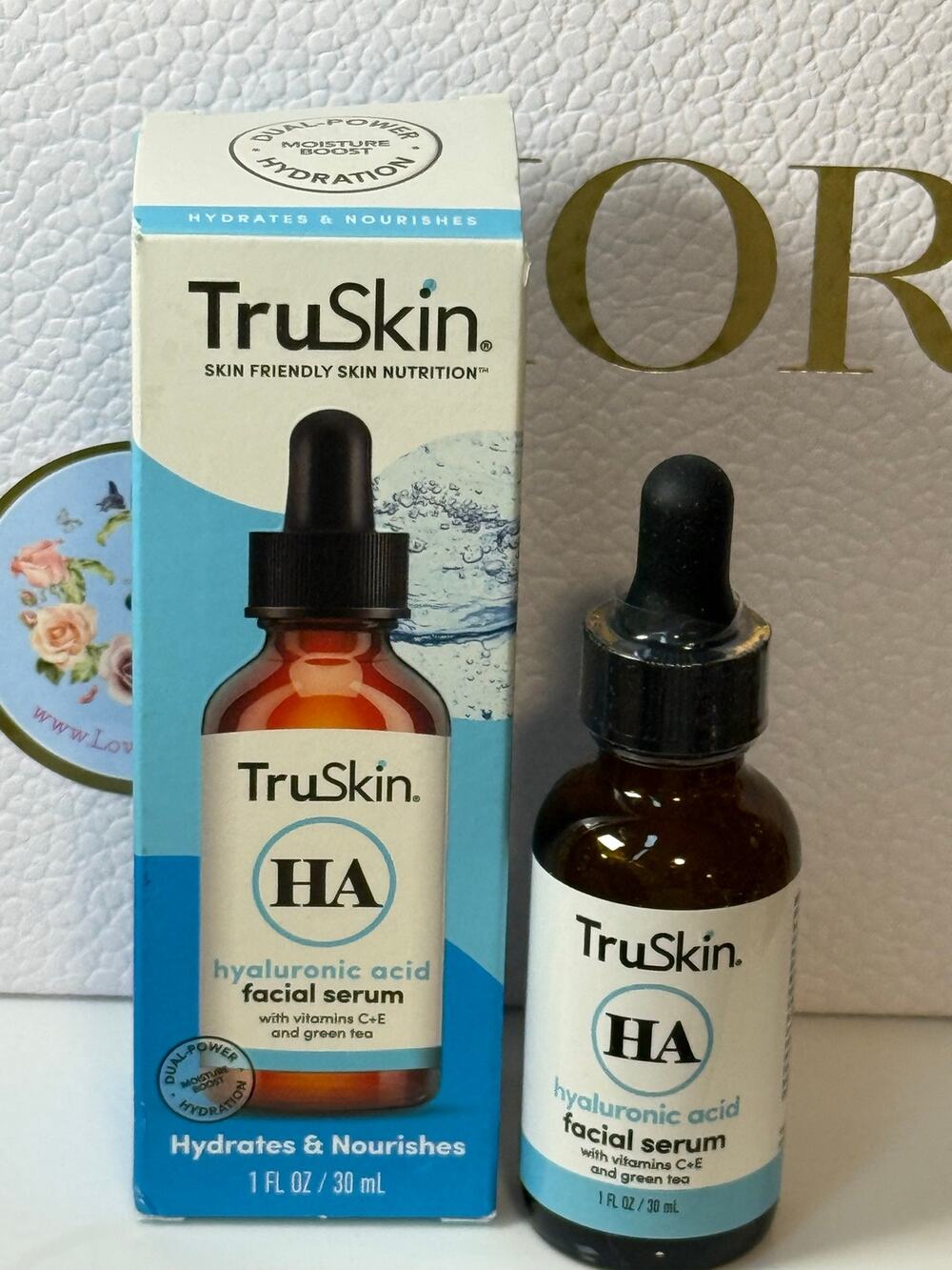 TruSkin Hyaluronic Acid Facial Serum with Vitamins C + E 30 mL - NEW in box